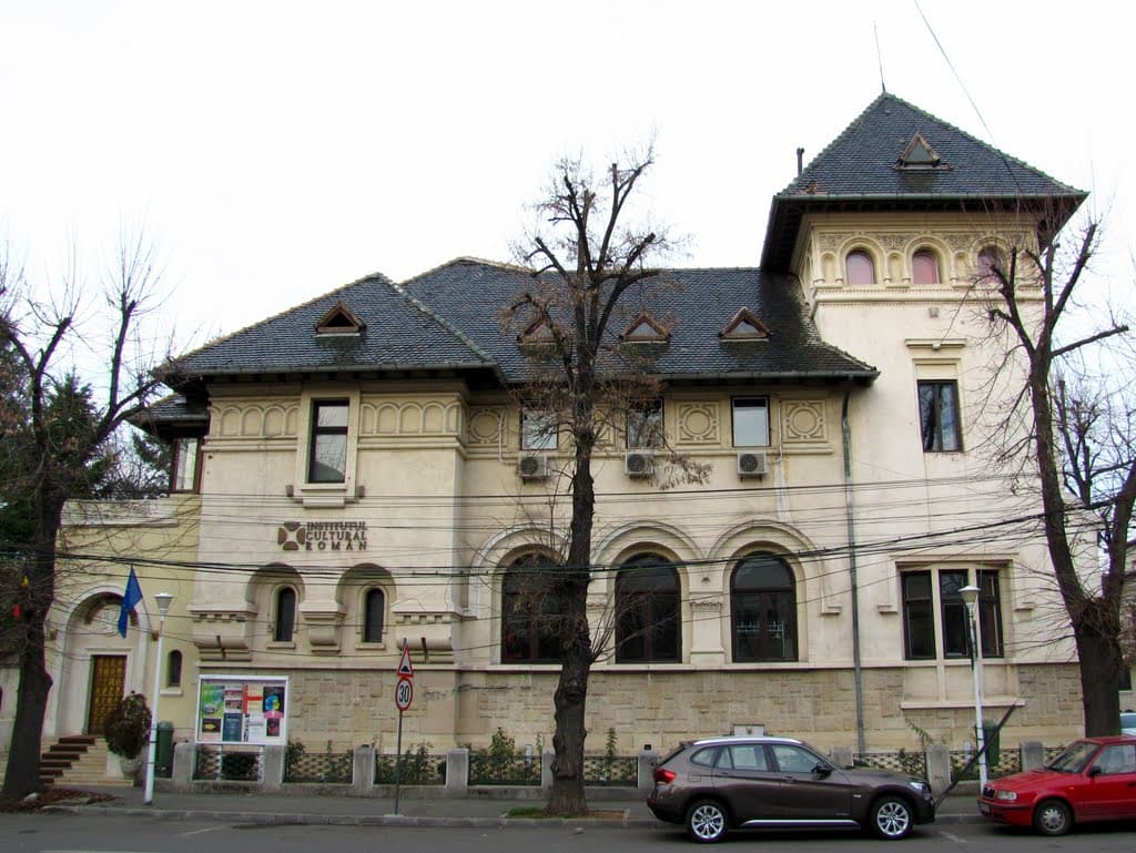 Who is in the race for managing the Romanian Cultural Institute?
