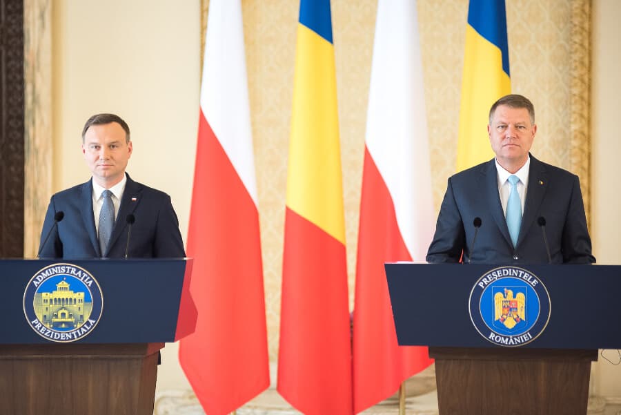 Romanian President decorates Polish counterpart Andrzej Duda