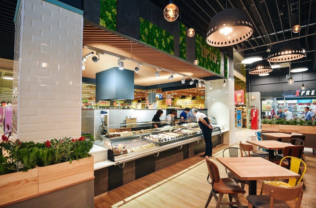 German retailer adds food court, open mall area to Romanian stores