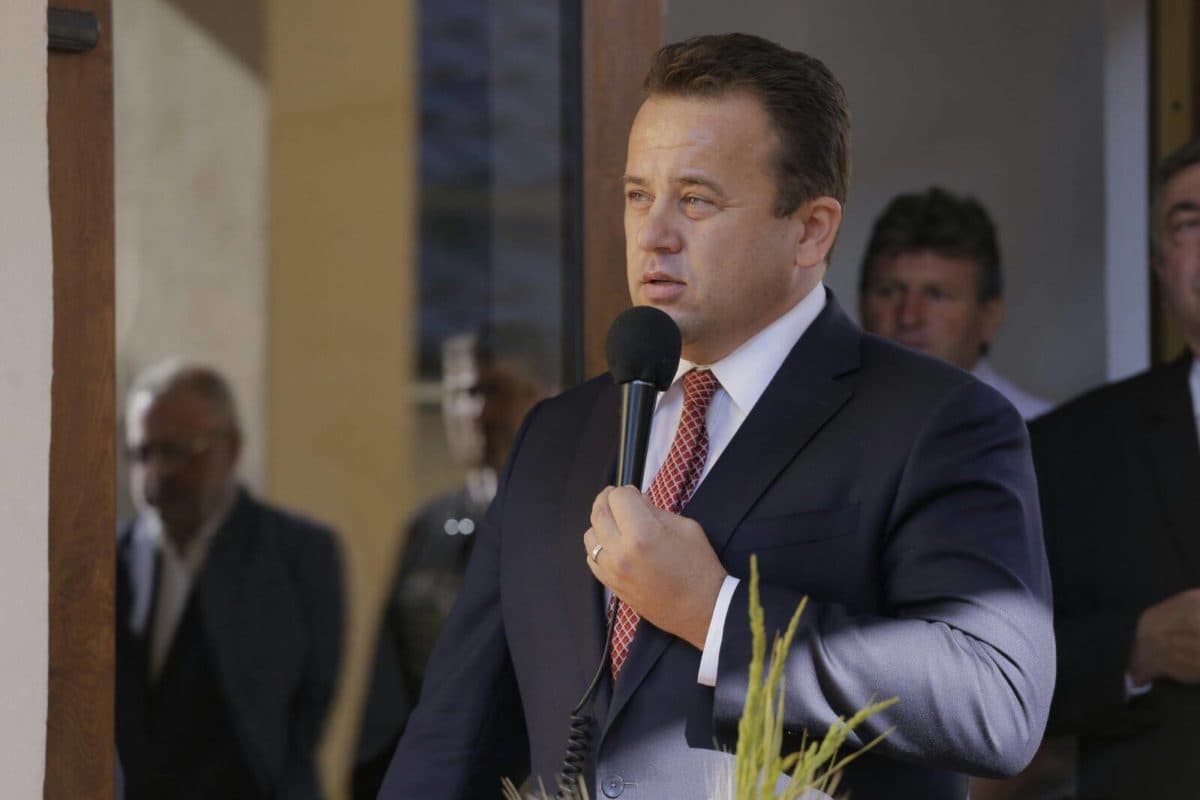 Romanian education minister uses social media to announce new school regulation