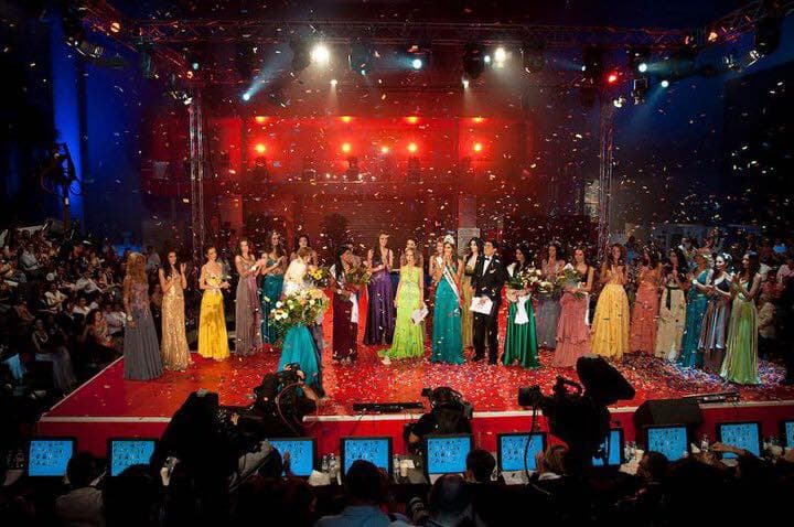 Who represents Romania at the Miss World 2015 competition?