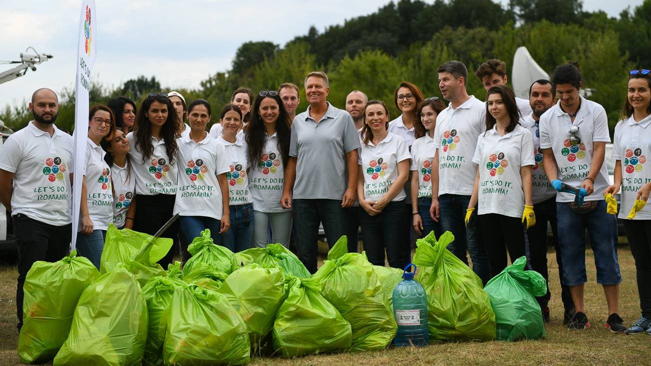 Romanian president joins cleanup campaign
