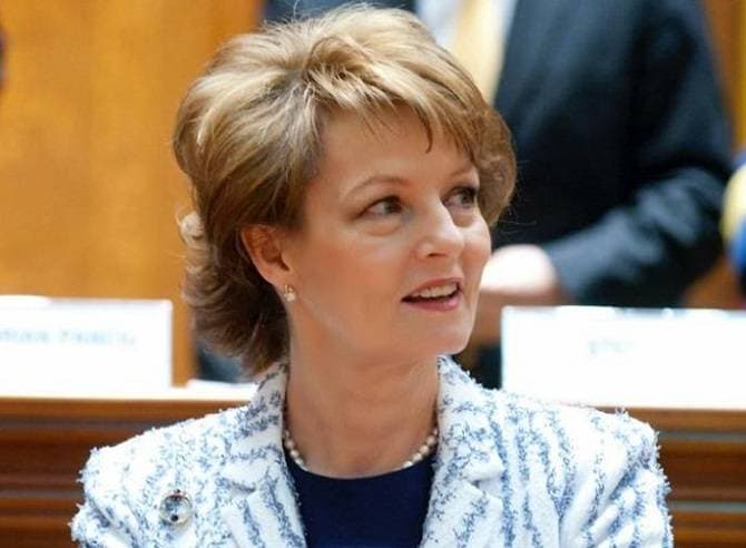 Romanian Princess Margareta decorates several public figures, including folk singers and actresses