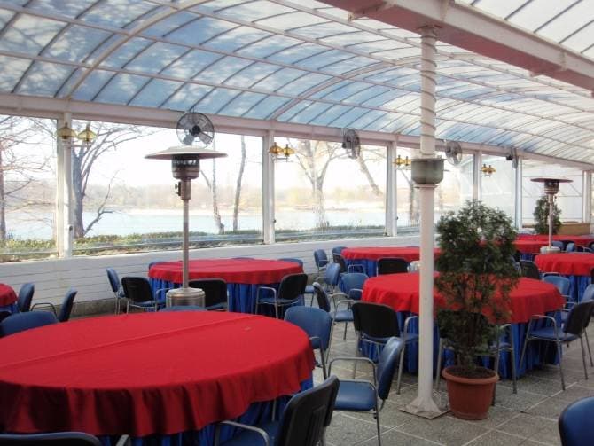 Famous Communist-era restaurant to re-open on Bucharest’s Herastrau lake shore under City Grill chain