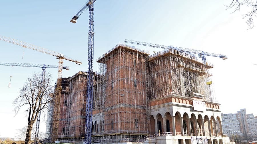 Bucharest District 1 mayor wants to give money for cathedral, not hospital