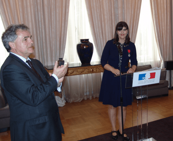 Romania’s chief anticorruption prosecutor gets “knighted” by French Ambassador