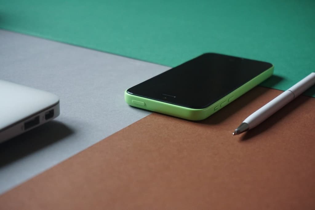 Romanian minister: pupils can keep their smartphones in schools, but use them right