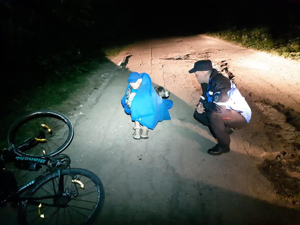 Stray dog keeps injured biker warm until rescuers arrive in Romanian mountains