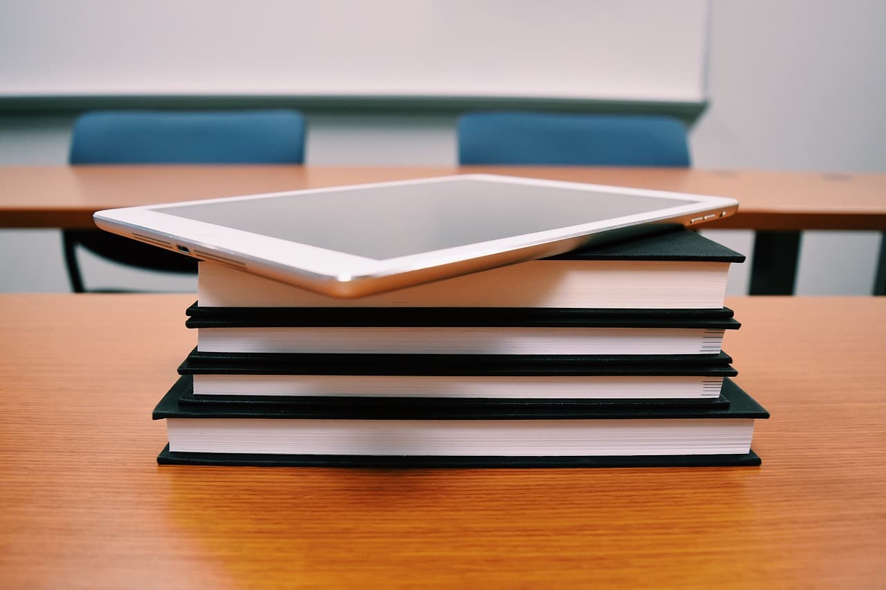 EUR 98 mln financing contracts signed for two projects aimed at digitizing Romania’s education system