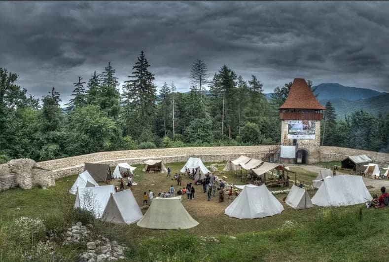 Tourists can spend the night in military tents at Romania’s Rasnov Citadel this weekend