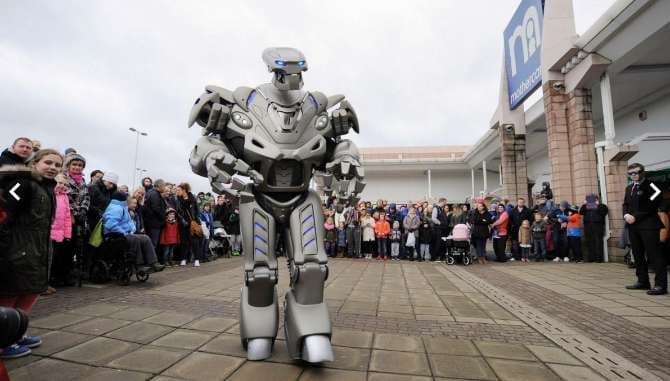 Titan the Robot lands in Romania for mall opening