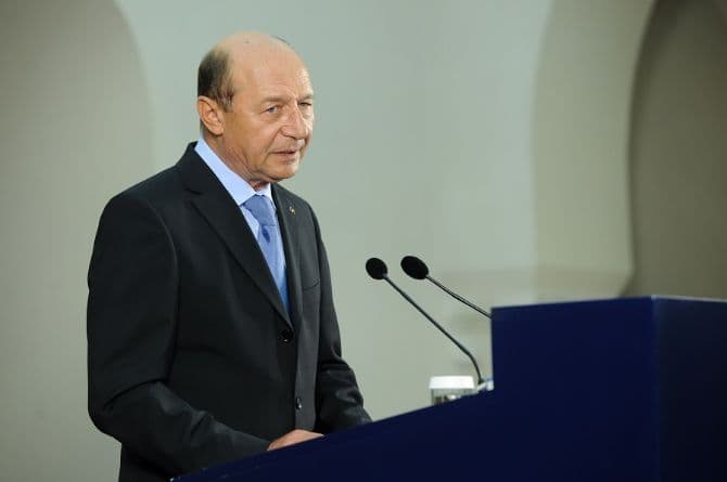 Former Romanian President takes oath to become Moldovan citizen before important elections