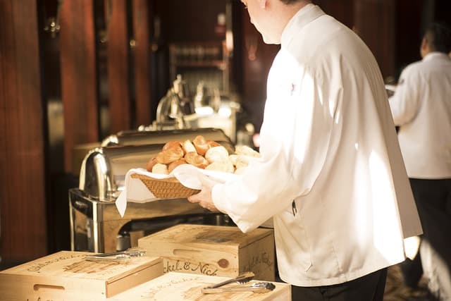 Romania's HoReCa industry seeks to hire Ukrainians as it needs 10,000 seasonal workers