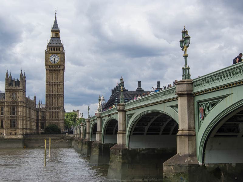 Two Romanian tourists injured in London terror attack, woman in critical condition after falling into the Thames