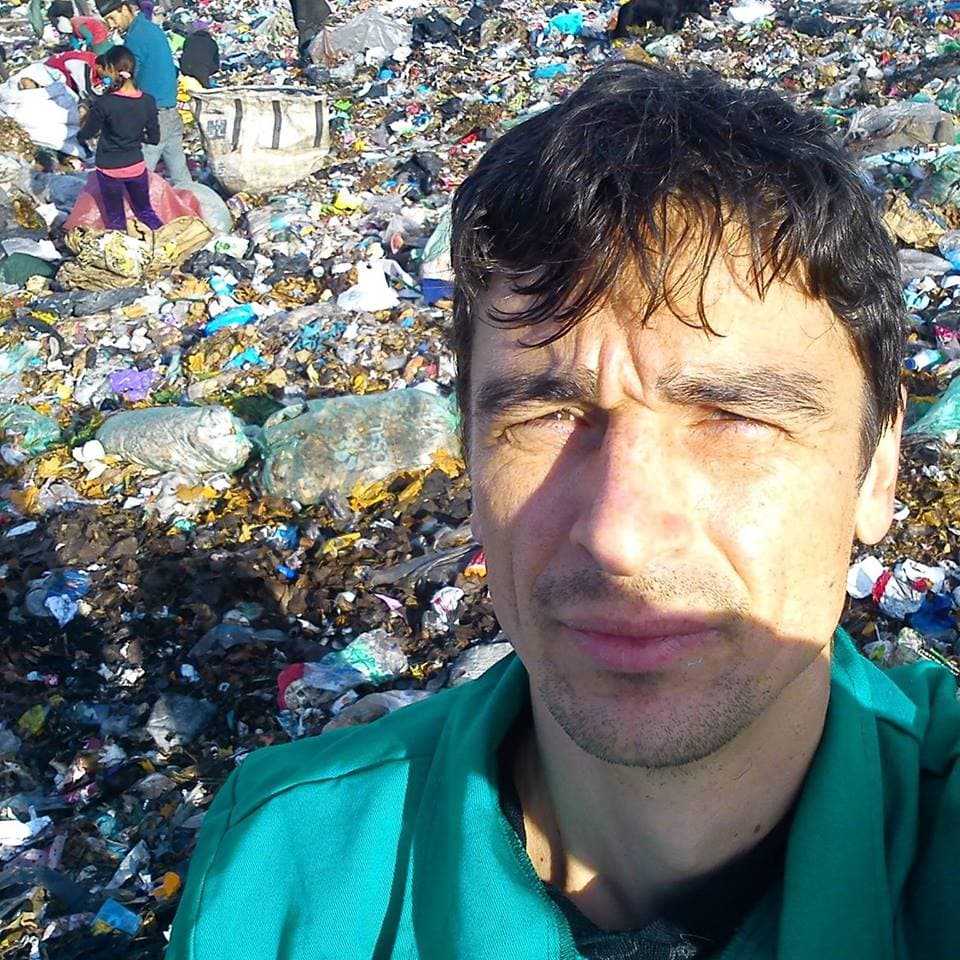 Different way of fighting food waste: Romanian MP eats crackers from the trash