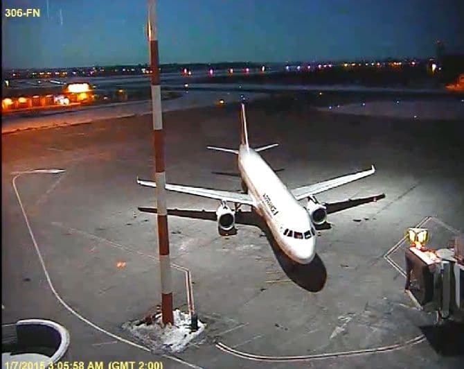 Bright light associated with meteorite crash recorded in Romania