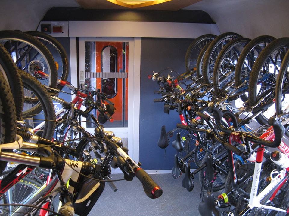 Romania’s state-owned railway carrier introduces special wagon for bikers and skiers