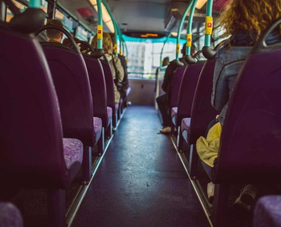 How much time do Romanian employees spend commuting to and from work?