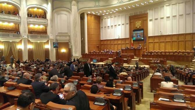 Romanian MPs adopt laws for increasing salaries, pensions