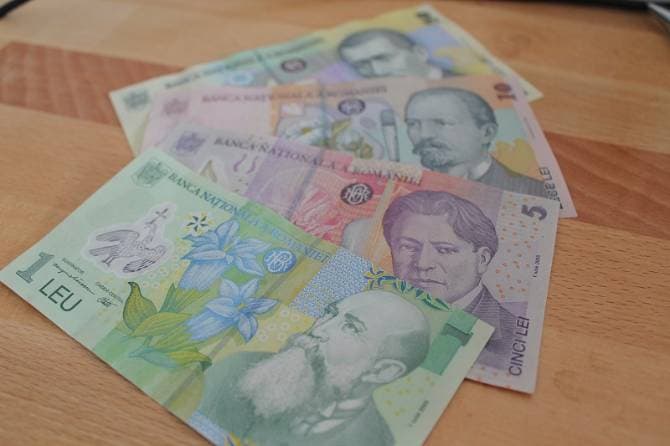 Sources: Minimum wage to rise in two RON 50 stages in Romania