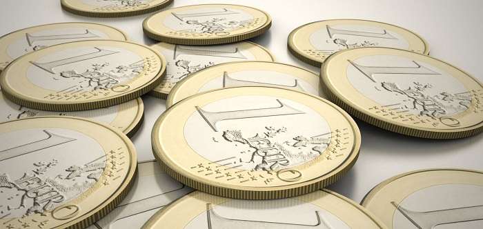 Romanian currency closes the year almost unchanged versus the euro, but drops versus the dollar