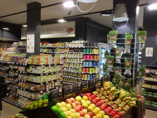 Romanian tourists eat supermarket food and avoid restaurants