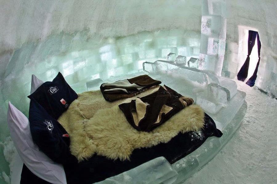German and British tourists spend the New Year’s Eve in Romania’s Hotel of Ice