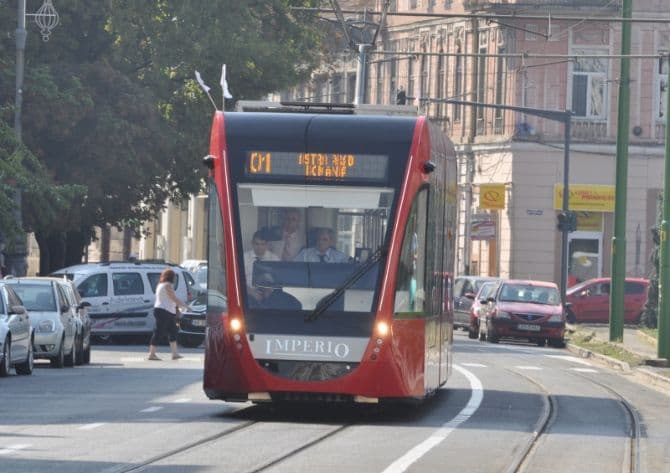Arad municipality tests first modern tram built in Romania