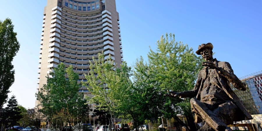 Police convice man not to jump from the 16th floor of Bucharest hotel