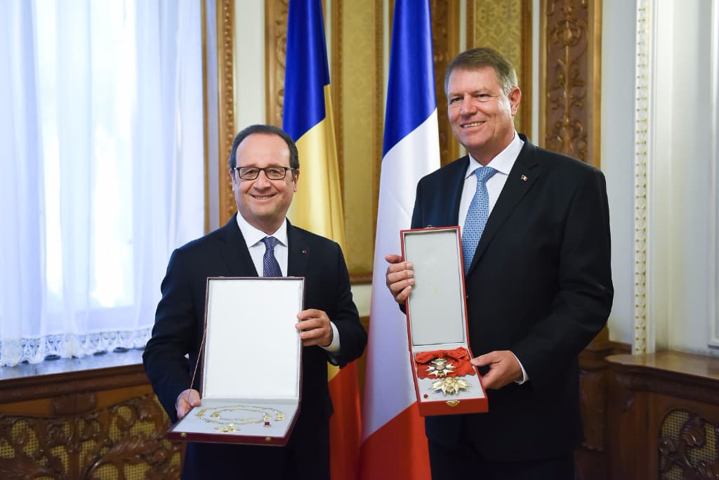 Romania’s President decorates French counterpart Francois Hollande