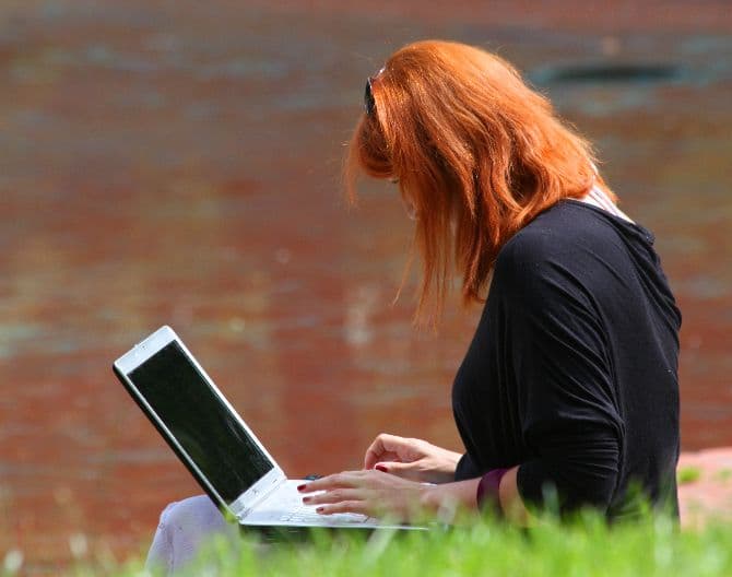 What do Romanians do on the Internet?