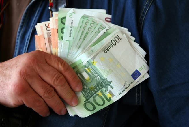 Bucharest hospital managers held on bribery charges