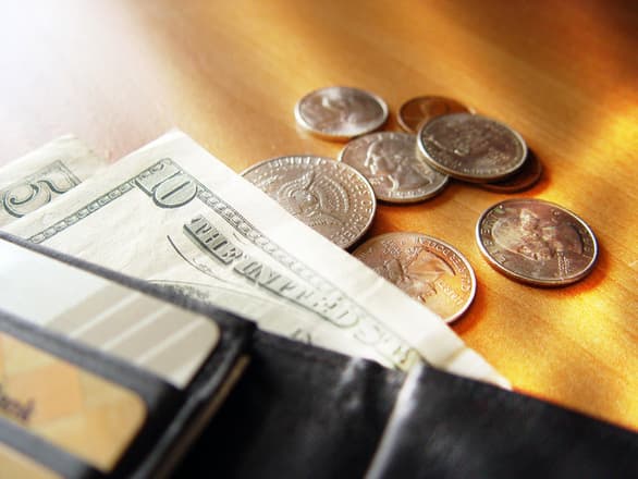 Romanian MPs get higher salaries while many employees see lower wages in Jan.
