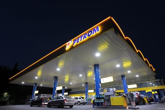 OMV Petrom posts higher profits, ups dividends and cuts investments due to fiscal uncertainty