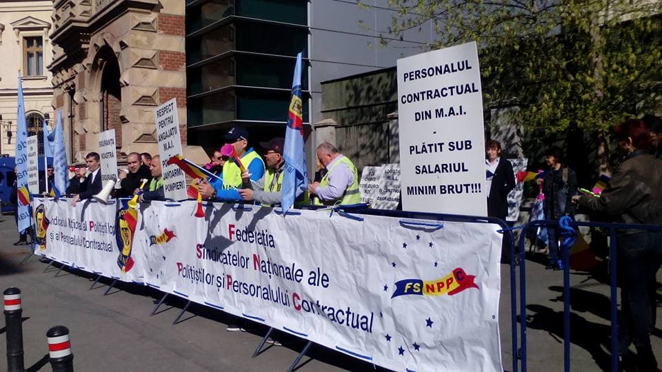 Police officers protest for three days in a row in Bucharest