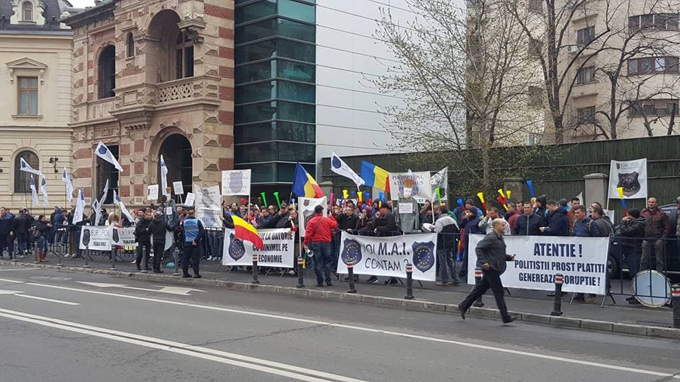 Over 1,000 police officers protest in Bucharest, asking for higher wages