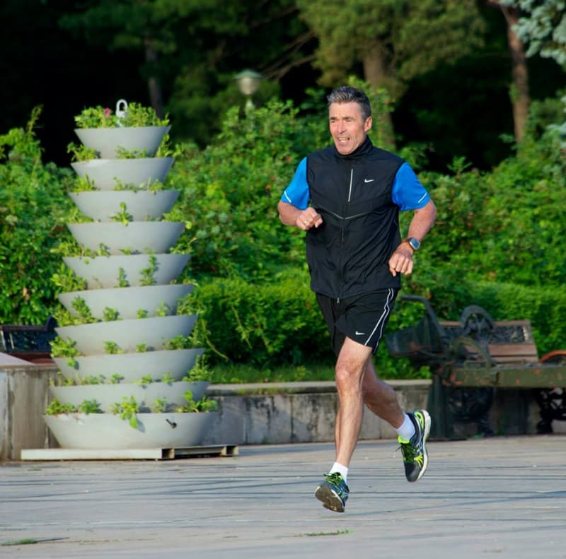 NATO Secretary General Rasmussen starts official trip to Romania with jogging session in Bucharest park