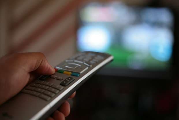 Study: Over half of Romanians eat dinner in front of the TV