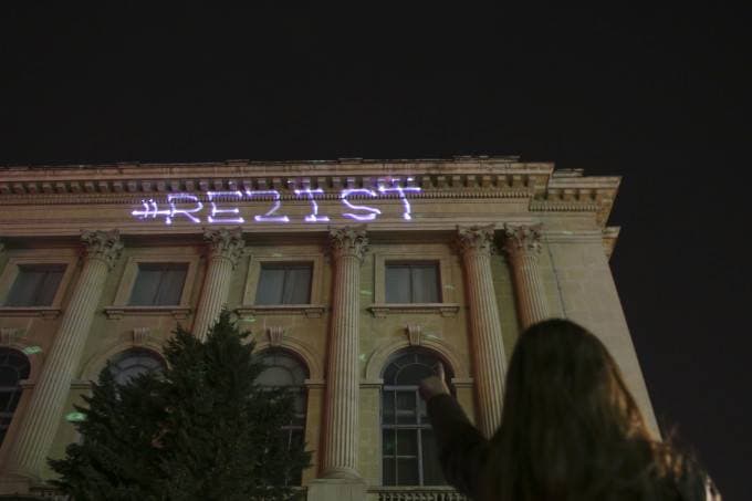 Protests in Romania: Messages projected on museum building in Bucharest