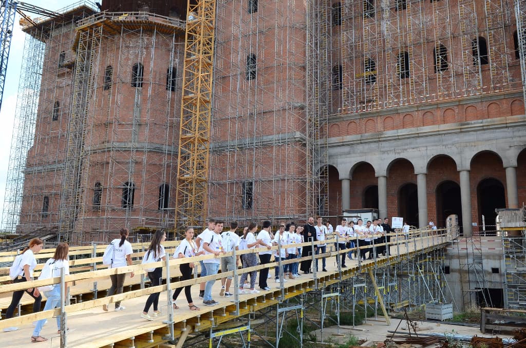 Romanian Govt. cuts research and secret service budgets and donates to People’s Cathedral