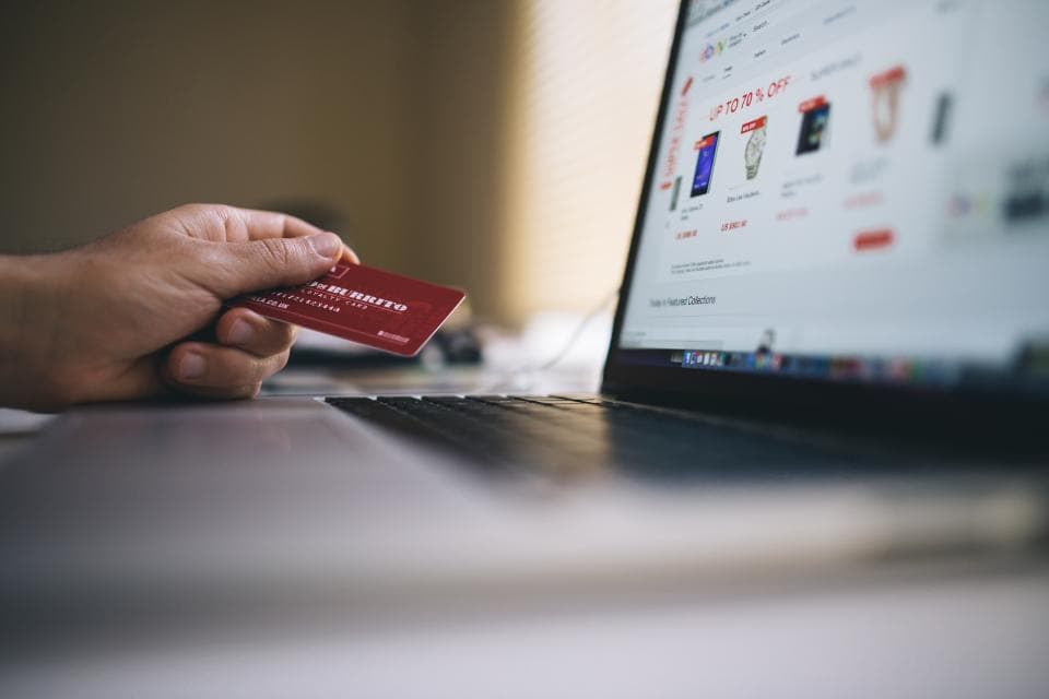 More than half of urban Romanian employees shop online during work hours