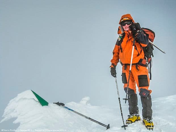 Romanian duo start trek to Everest peak