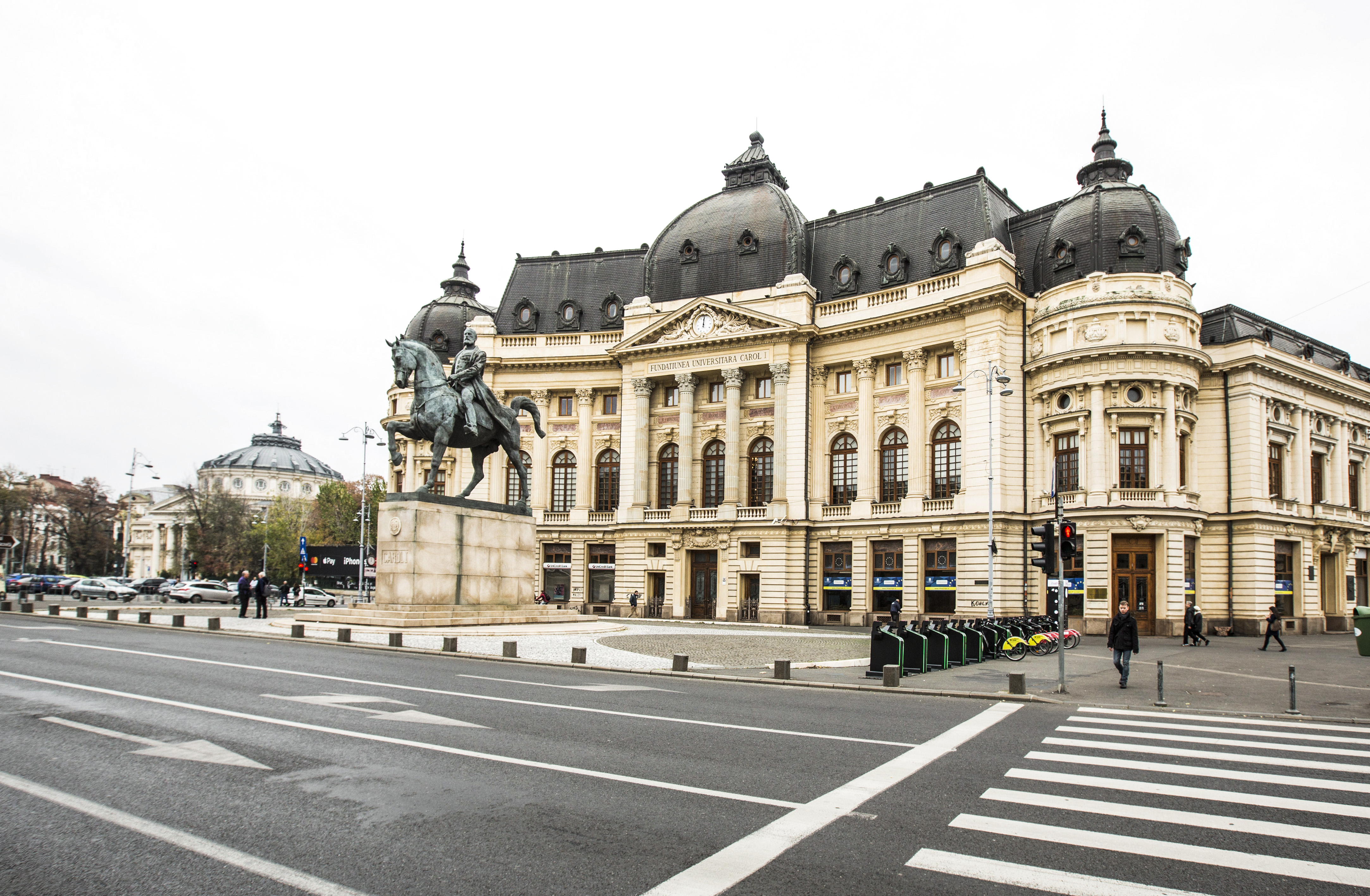 “Destination Bucharest” The best city squares to take holiday photos