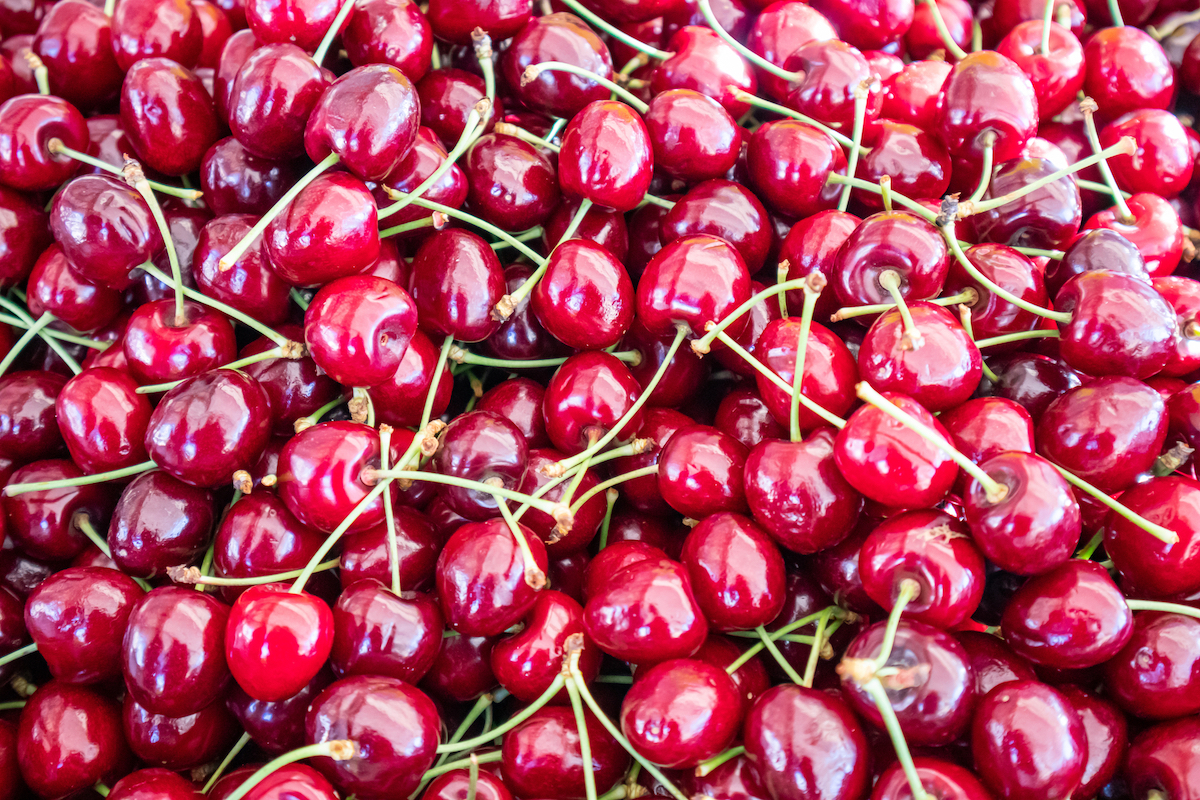 Luxury food First cherries reach Romanian markets at EUR 30 a kilo