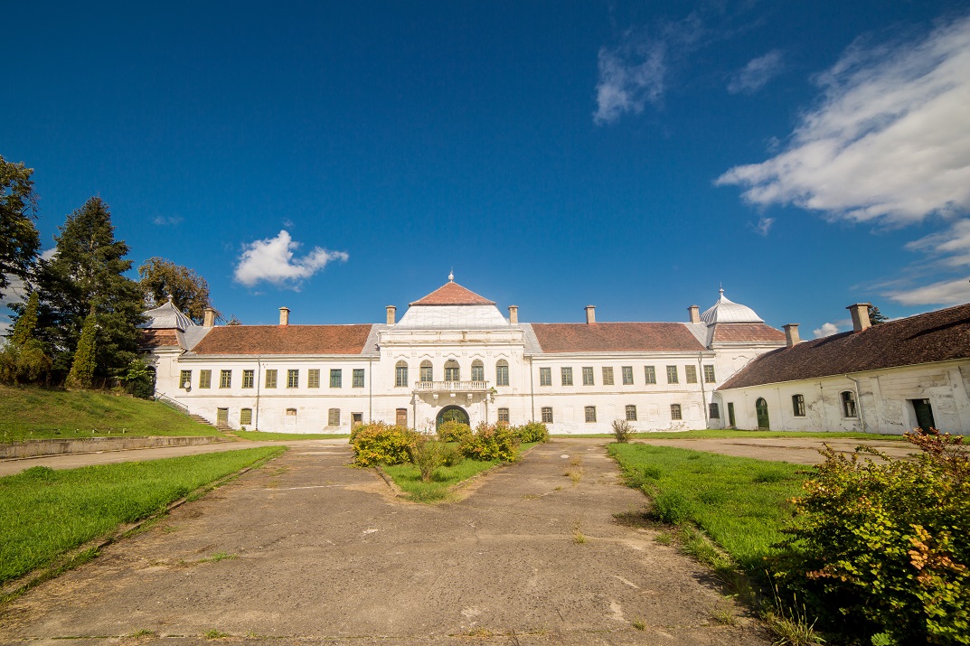 Two castles, manor up for sale in Romania for little over EUR 1 mln in total Romania Insider