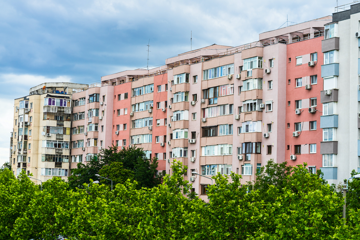 Σχεδόν οι μισοί Ρουμάνοι ζουν σε υπερπληθυσμένα νοικοκυριά