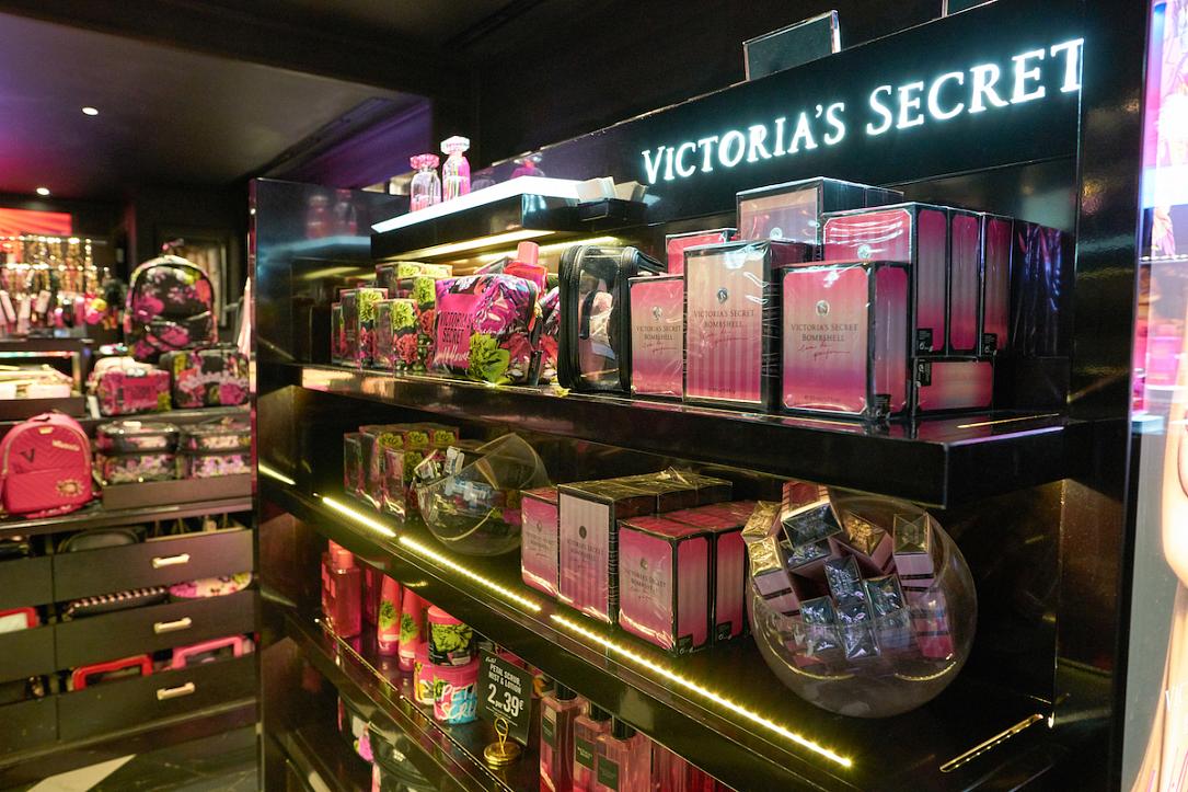 Thousands Come To The Opening Of The First Victoria S Secret Shop